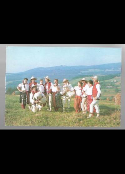 fot. M. Raczkowski - Beskid Śląski. Krajobraz okolic Koniakowa, na pierwszym planie regionalny zespół pieśni i tańca Koniaków (1982)
